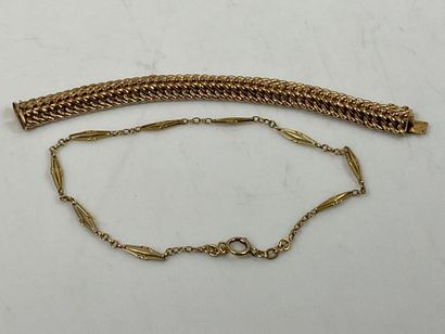 null Lot including:
An 18K yellow gold 750‰ watch chain, oblong links with twisted...