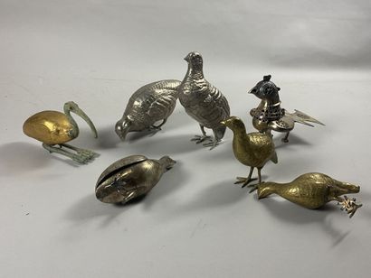 Un ensemble de sept oiseaux en métal (argenté...