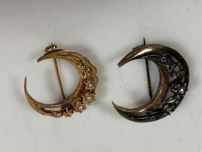 null Lot including:
An 18K gold 750‰ and silver 2nd title 800‰ crescent-shaped brooch...
