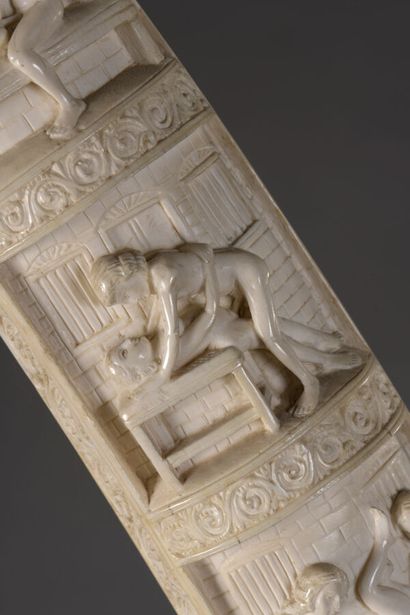 null Défense en ivoire sculpté à thèmes érotiques. Monture en métal, socle en composition...