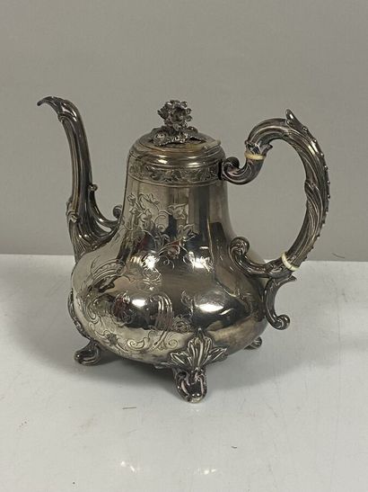 null FRAY
Teapot in silver 1st title 950‰, standing on four feet, the body engraved...