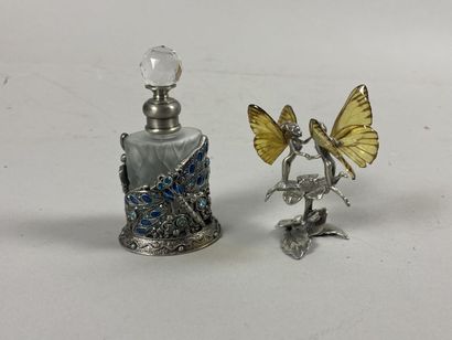 null Lot :
Sujet de deux petites libellules dansant , métal et résine - Haut.: 8...