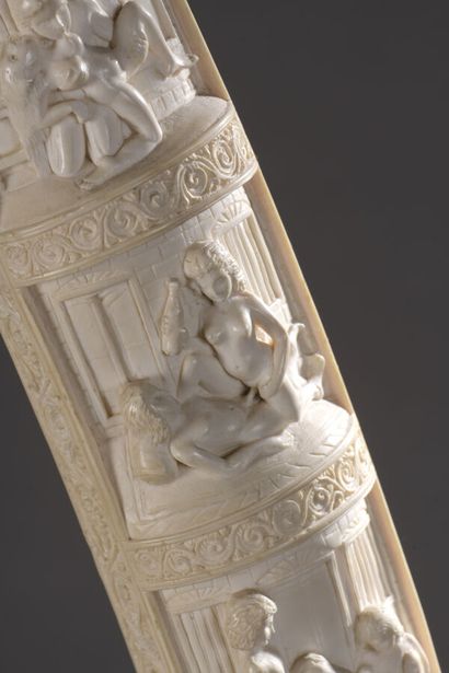 null Défense en ivoire sculpté à thèmes érotiques. Monture en métal, socle en composition...