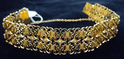 null BRACELET articulé en or jaune ajouré partiellement orné de demi-perles. Poids...