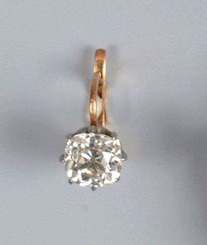 null Une BOUCLE D'OREILLE en or, sertie d'un diamant solitaire de taille ancienne...
