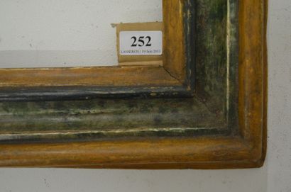 null Cadre en bois mouluré et peint en faux marbre vert Les Marches, XVIIème siècle...