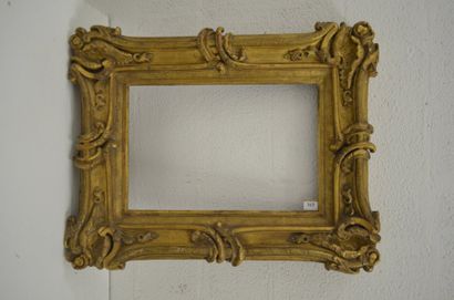 null Cadre en bois sculpté et doré à décor rocaille Autriche, XVIIIème siècle (usures)...