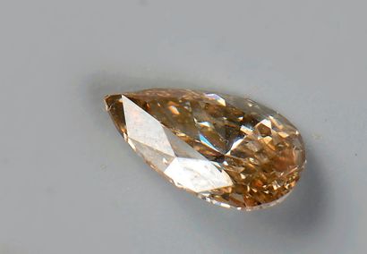 null Diamant poire de couleur brune sur papier pesant 1,45 ct