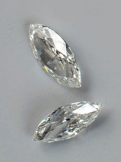 null Deux diamants navettes sur papier pouvant former appairage, pesant 2,16 ct