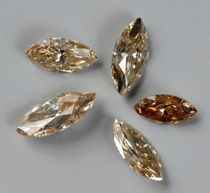 null Lot comprenant: quatre diamants navettes de couleur brune, pesant 7,26 ct et...
