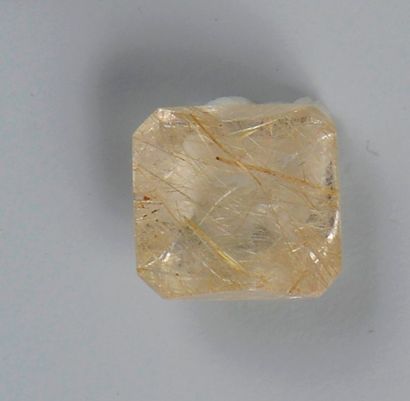 null Quartz rutilé cabochon taillé à pans, pesant 5,59 ct