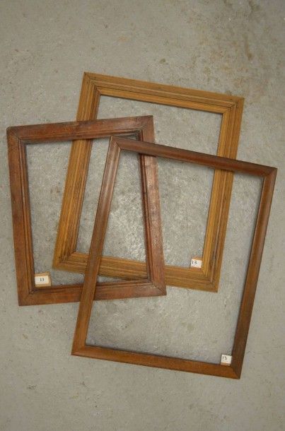 null Trois cadres en bois mouluré. XIXème siècle. 31,5 x 40,5 cm - Profil: 5 cm (6F)....