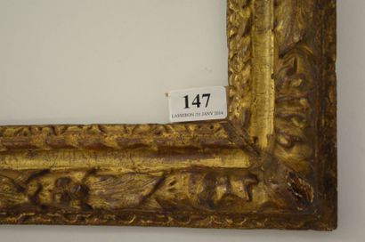 null Cadre en chêne sculpté et doré à décor de paquets de laurier. Epoque Louis XIII....