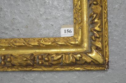 null Cadre en chêne sculpté et doré à décor de paquets de laurier. Epoque Louis XIII....