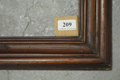 null Cadre en noyer mouluré dit Salvator Rosa. Italie, XVIIème siècle. 49,4 x 68...