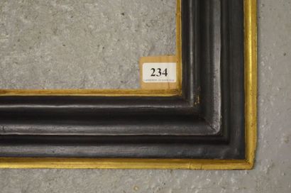 null Cadre à profil renversé en bois mouluré noir et or. Italie, XVIIIème siècle....