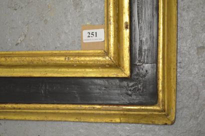 null Cadre à cassetta et à profil renversé en bois mouluré noir et or. Italie, XVIIème...
