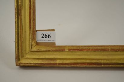 null Baguette en bois mouluré et doré. Italie, fin du XVIIIème siècle. 55,6 x 66,7...