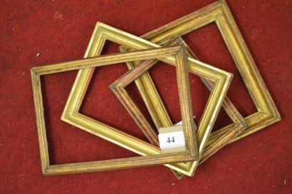 null Quatre baguettes en bois mouluré et doré. XVIIIème siècle. 12 x 18 cm - Profil:...