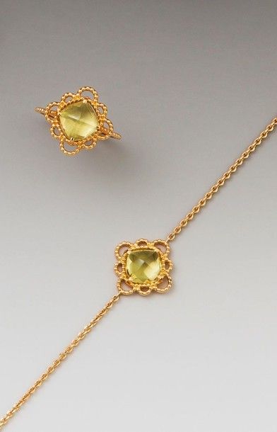 null Bague et bracelet en or jaune perlé, sertis d'un quartz vert (prasolite) cabochon...