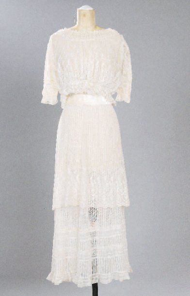 null Une robe en tulle brodé, vers 1910. 