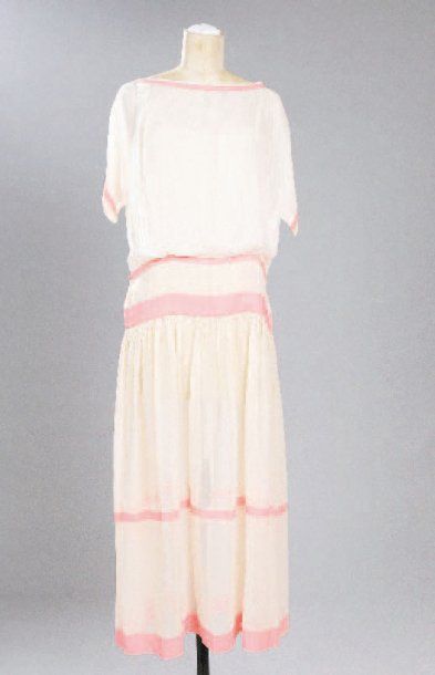 null Une robe en voile de coton rose et blanche, vers 1920. 
