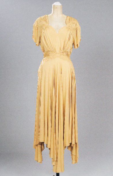 Une robe en crêpe jaune paille, griffée GRES...