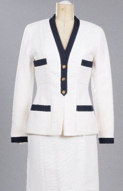 null Le tailleur CHANEL BOUTIQUE en piqué de coton blanc, vers 1980. 