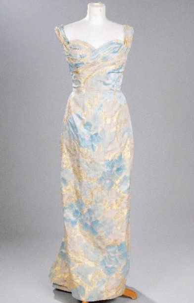 Une robe du soir bustier vers 1950 en soie...