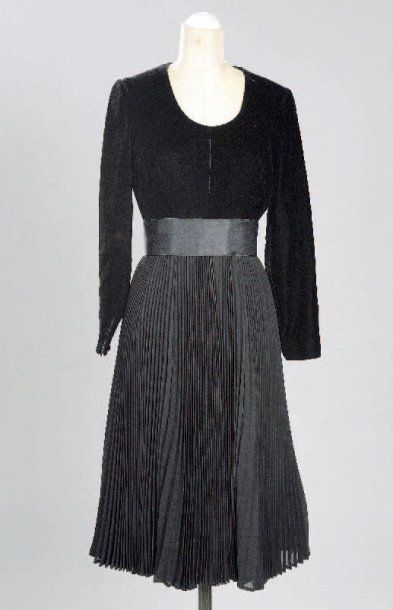 null Une robe de cocktail princesse, vers 1960, velours et mousseline plissée, griffée...