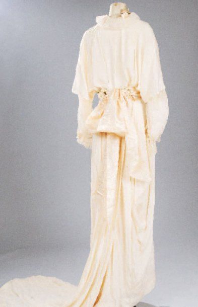 Robe de mariée en soie ivoire,vers 1905....