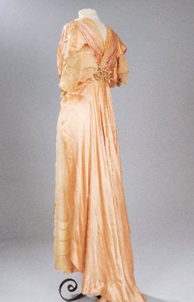 null Une robe en satin et mousseline pêche drapée,vers 1905. 