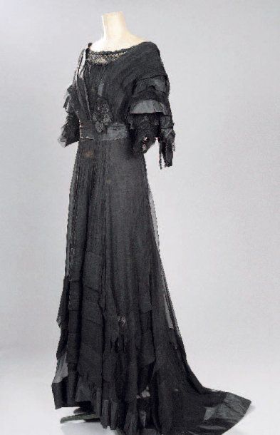 null Une robe en mousseline et soie noire, 1905. 