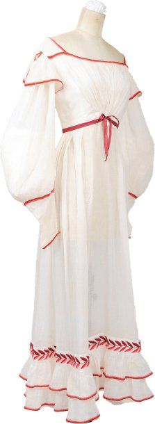 Une robe en gaze de coton blanc, vers 1810....