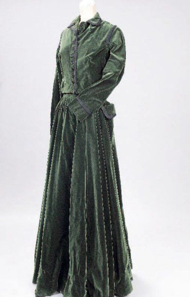 null Un ensemble jupe longue et veste courte du soir en velours de soie vert anglais...