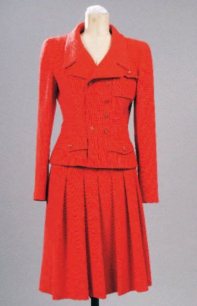 null Un ensemble tailleur jupe, rouge en laine, griffé CHANEL BOUTIQUE avec boutons...