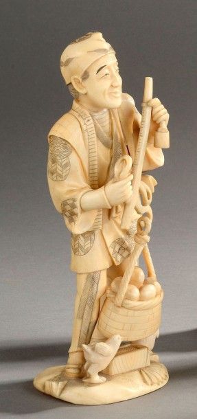 OKIMONO en ivoire marin représentant un marchand...