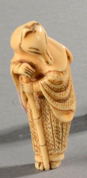 null DEUX NETSUKE en ivoire et corne de cerf représentant l'un trois souris sur un...