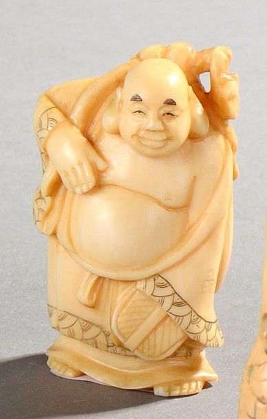 null SUJET en ivoire représentant Budaï et le sac des richesses. Japon, début XXème...