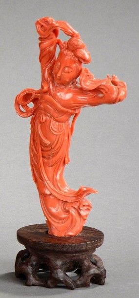 null SUJET en corail rouge orangé représentant une femme dansant. Chine, vers 1900...