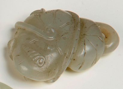 null PENDENTIF en jade représentant une feuille de nénuphar, un coquillage reposant...