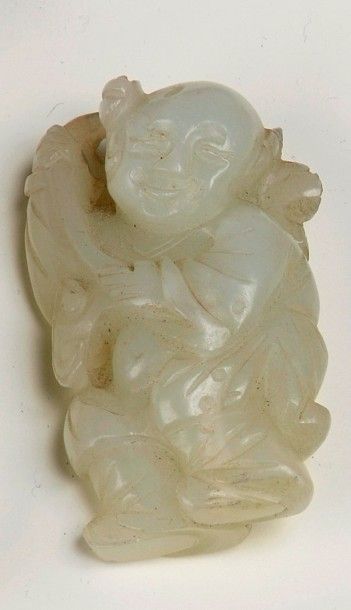 null PETIT PENDENTIF en jade représentant un Hoho tenant un ruyi, une chauve-souris...