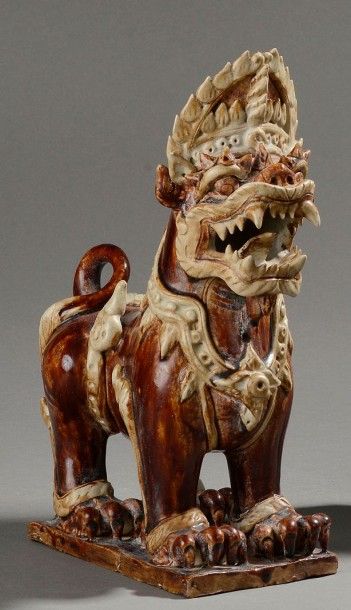 null SUJET en porcelaine émaillée représentant un lion bouddhique dans une attitude...