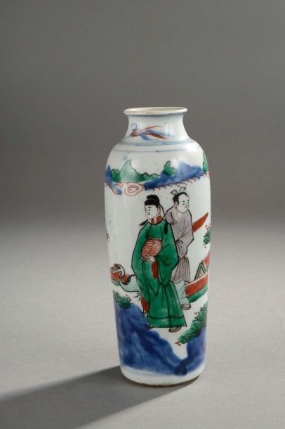 CHINE Petit vase rouleau à décor polychrome des émaux de la famille verte de Chinois...