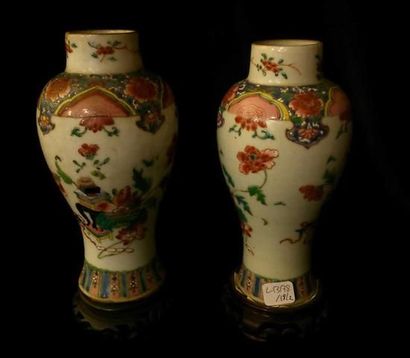 CHINE Paire de petits vases de forme balustre à décor polychrome des émaux de la...