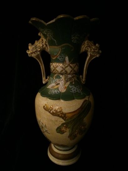JAPON Paire de vases balustre à décor polychrome et or de grues parmi des fleurs,...