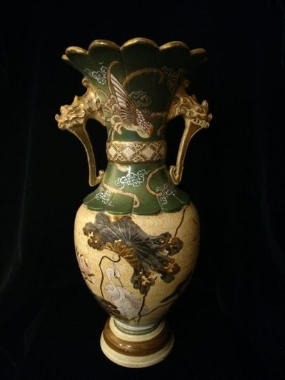 JAPON Paire de vases balustre à décor polychrome et or de grues parmi des fleurs,...