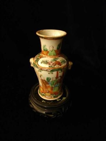 CHINE (Canton) Petit vase balustre à décor de scènes de palais animés et fleurs....