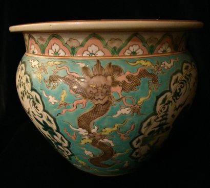 CHINE Cache-pot à décor polychrome des émaux de la famille rose de chimère et dragons...