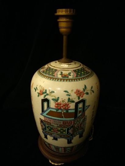 CHINE Vase oblong à décor polychrome des émaux de la famille rose de jardinières...